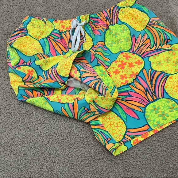 Chubbies Swimming Shorts Men’s X LARGE 
Look Colorful Pineapple 5.5” Swim Trunks - Picture 13 of 16